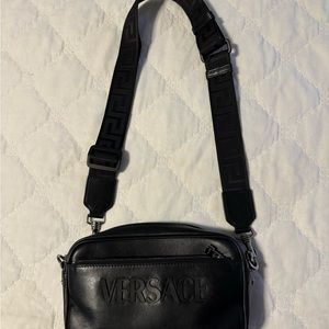 VERSACE INJECTION LOGO MEN'S CALF LEATHER CROSSBODY BAG BLACK 1006180